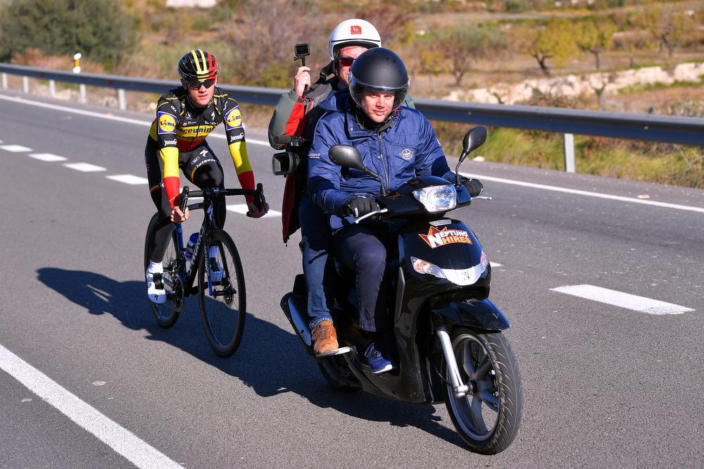 Als ploegleider van Deceuninck-Quick.Step op de motor tijdens een stage in januari 2019 met Yves Lampaert. (foto's Belga/Layla Vancompernolle)