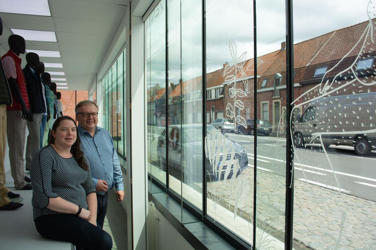 Leen Pattyn en Kurt Vandewaelle zijn alvast heel tevreden met het kunstwerk op de ramen van Arvatex.