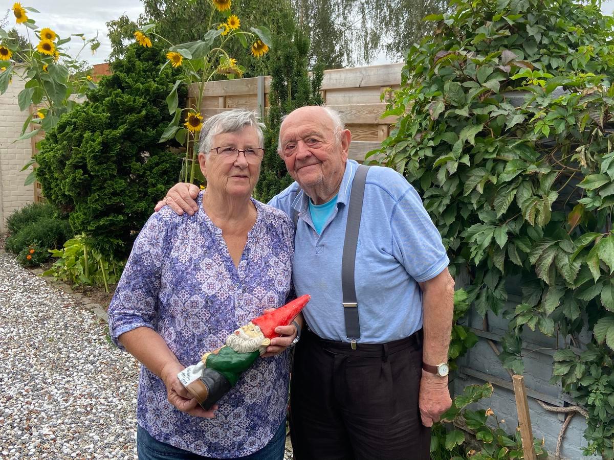 Madeleine en Roger D'Haene die bij hun afscheid van de camping een tuinkabouter cadeau kregen.