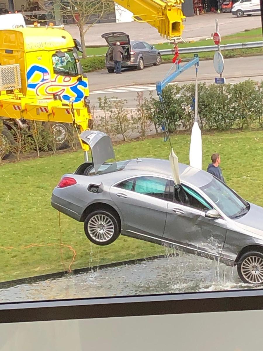 Wagen belandt in vijver aan Matexi in Waregem