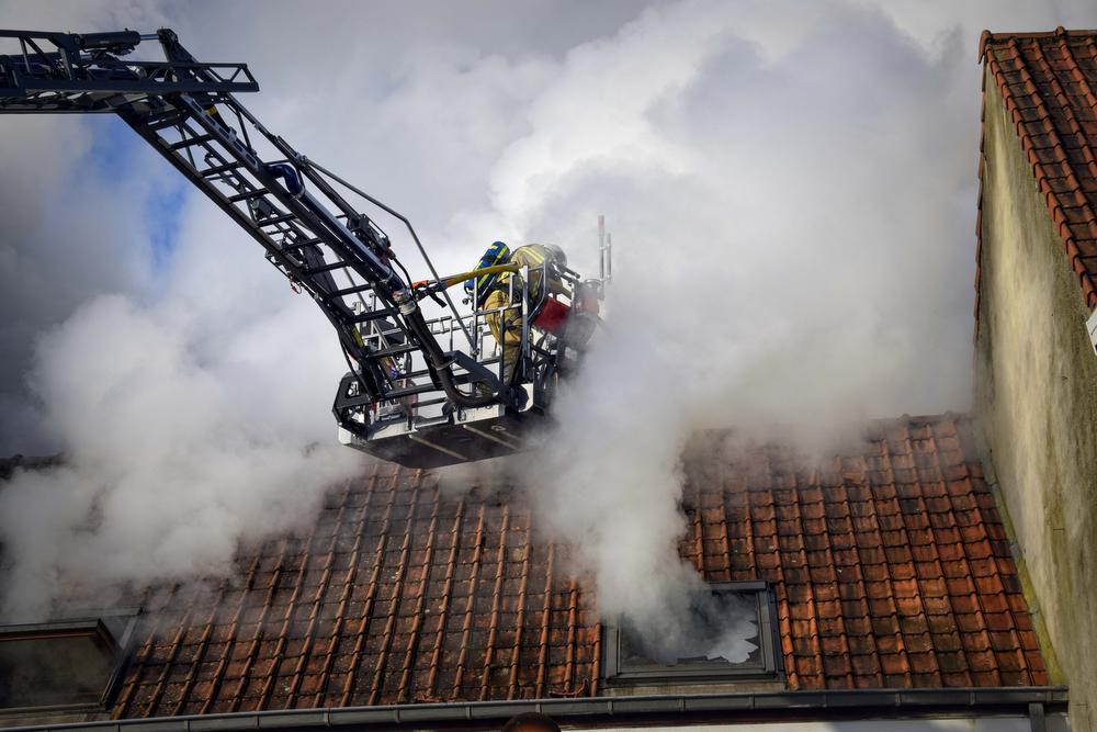 De brandweer moest het dak openbreken om op die manier de vuurhaard aan te pakken.