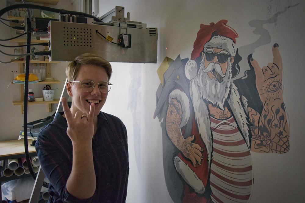 An van Pix-A-Wall bij het resultaat: een stoere kerstman, rechtstreeks op de muur geprint.