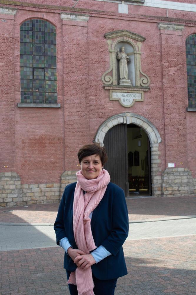 Schepen Griet Vanryckegem bij de Sint-Franciscuskerk in Menen.