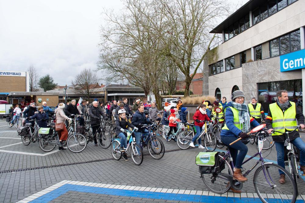 Een 150-tal fietsers reed zondag in groep richting De Warmste Week in Kortrijk.
