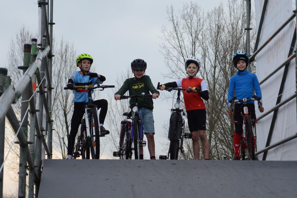 Cyclocrossers in spe oefenen op Gullegems Parcours
