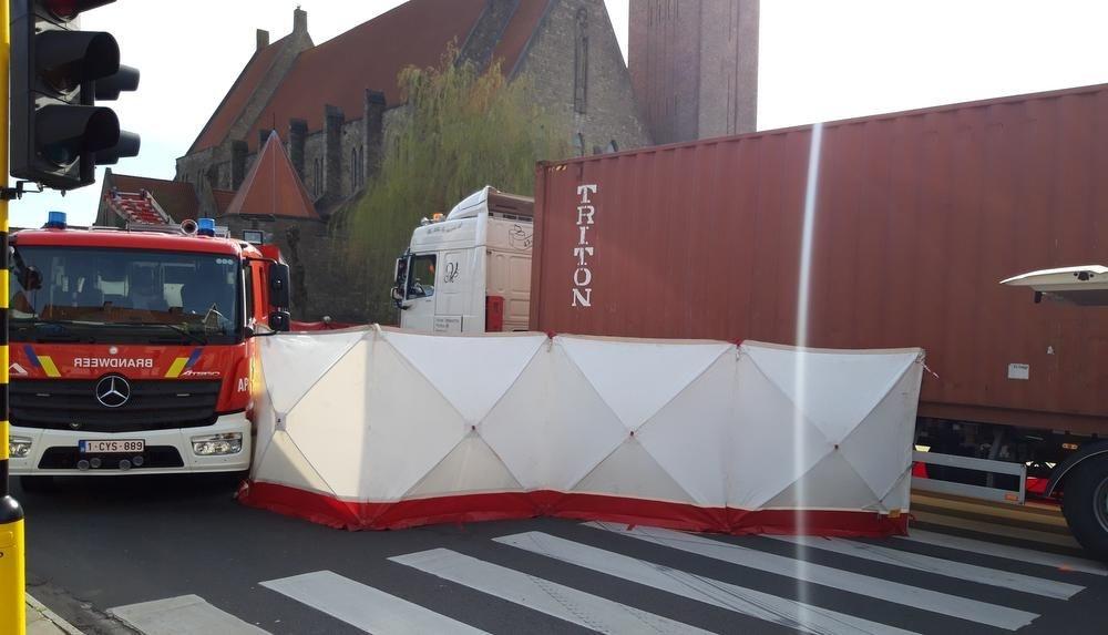 Fietser komt om het leven na ongeval met vrachtwagen op de Vierhoek in Tielt