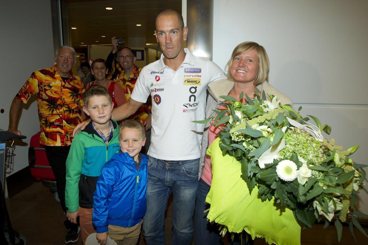 Van Lierde bij zijn terugkeer uit Hawaï in 2013 met vrouw Sofie en zonen Aaron en Simon.