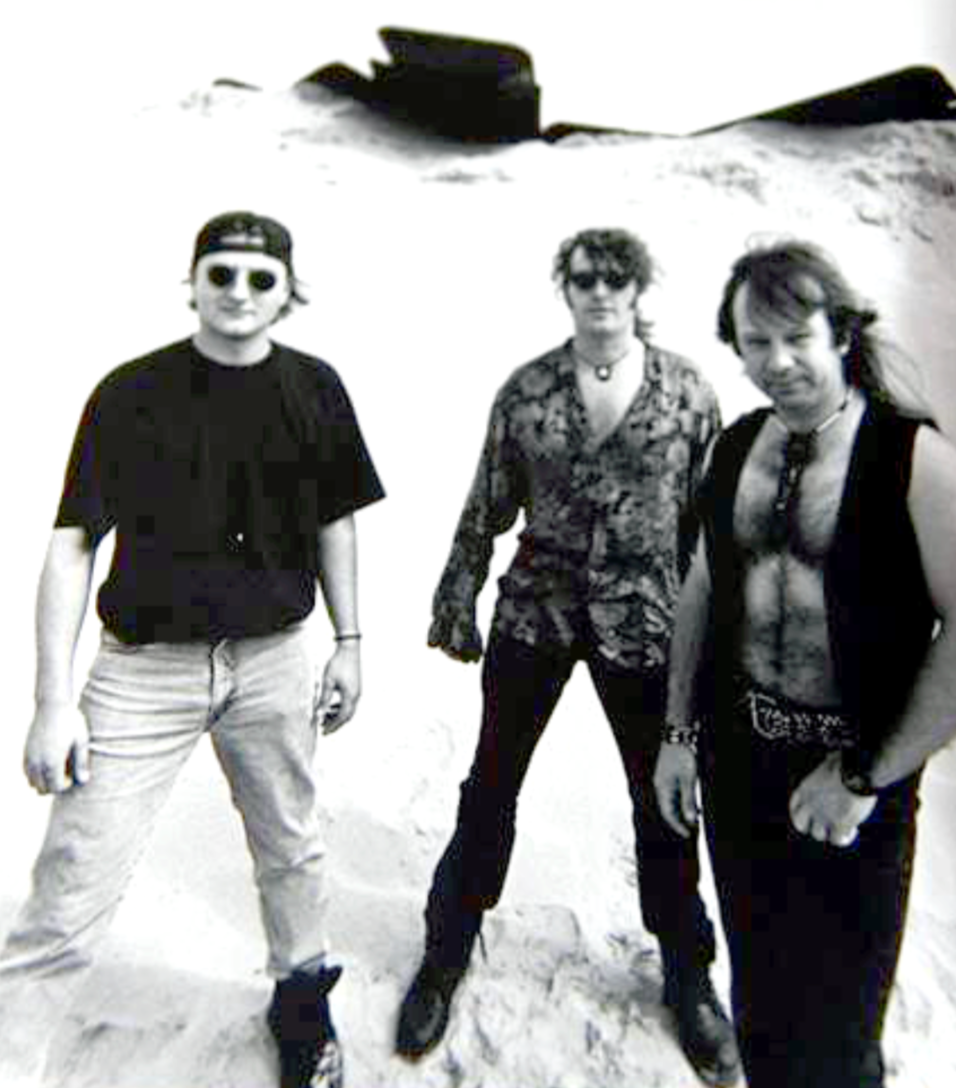 Pi-Jaw met gitarist Pascal (links); Misten in het midden en drummer Lucje met blote bast.