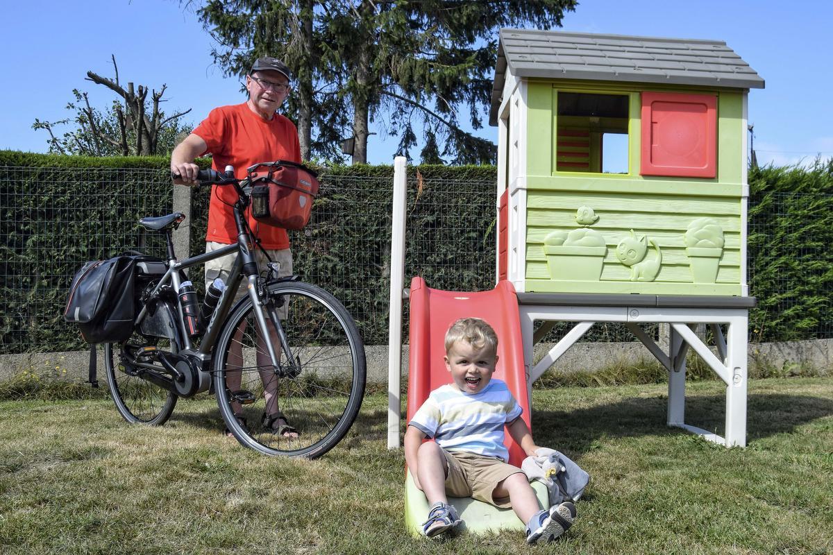Opa Luc Vandevyvere fietst 2.000 km als benefiet voor zieke kleinzoon Stan 