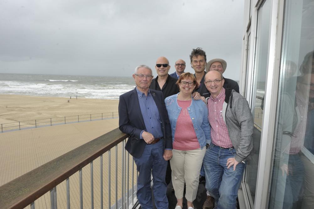 Drie van de vier groepsleden van The Dinky Toys samen met Nico Geldhof, Willy én Sofie Moeyaert-Vandenbroucke én PADI.