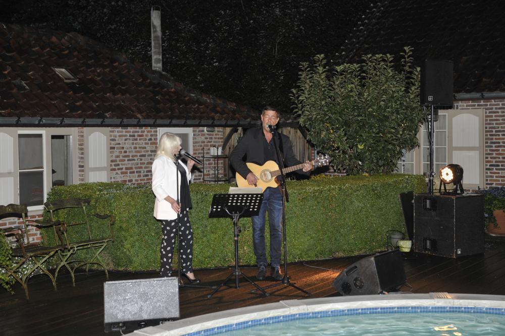 Bandit uit Passendale zingt samen met zangeres Mieke live in haar tuin in Herselt