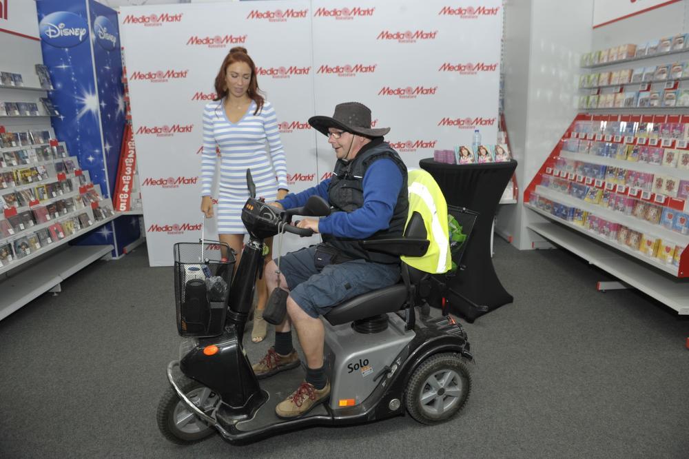 IN BEELD Hendrik uit Roeselare met zijn elektrische scooter tot bij idool Natalia