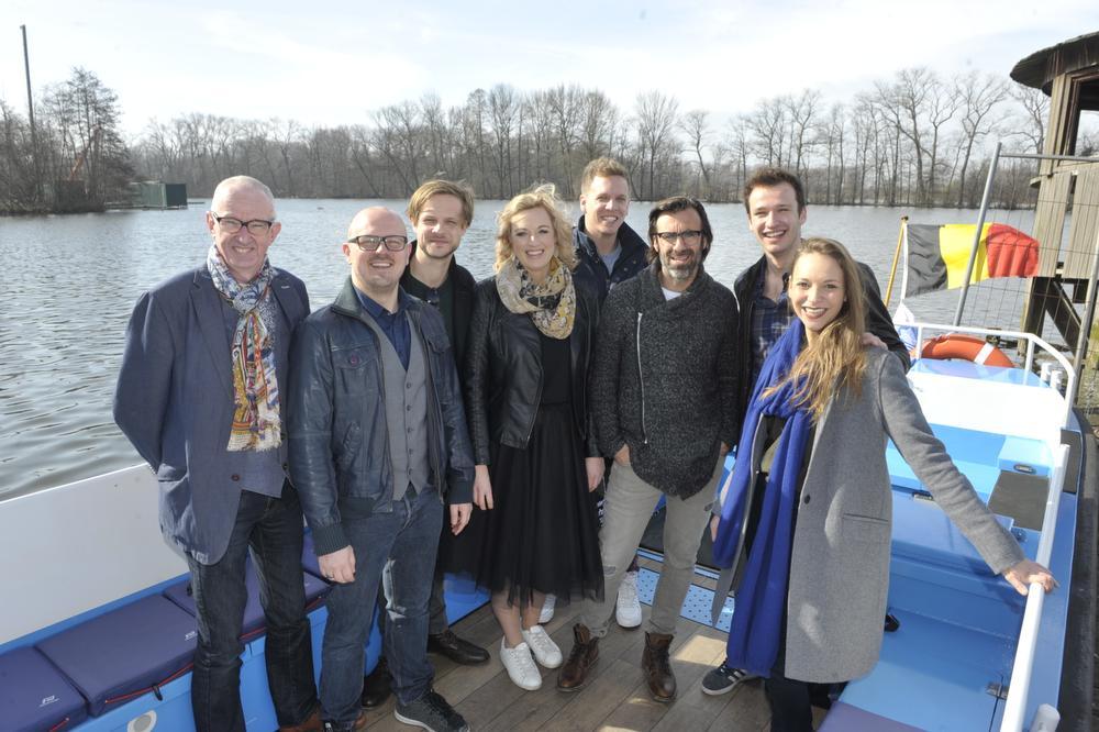 De cast, samen met regisseur Tijl Dauwe en decorbouwer Marnik Baert.