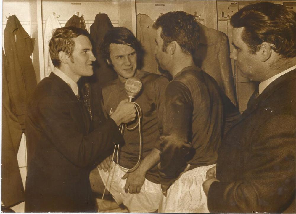 De foto uit 1972 met v.l.n.r. Ro als jonge radioreporter, Salvatore Adamo, atleet Gaston Roelants en uiterst rechts radiosportverslaggever Jan Wauters.