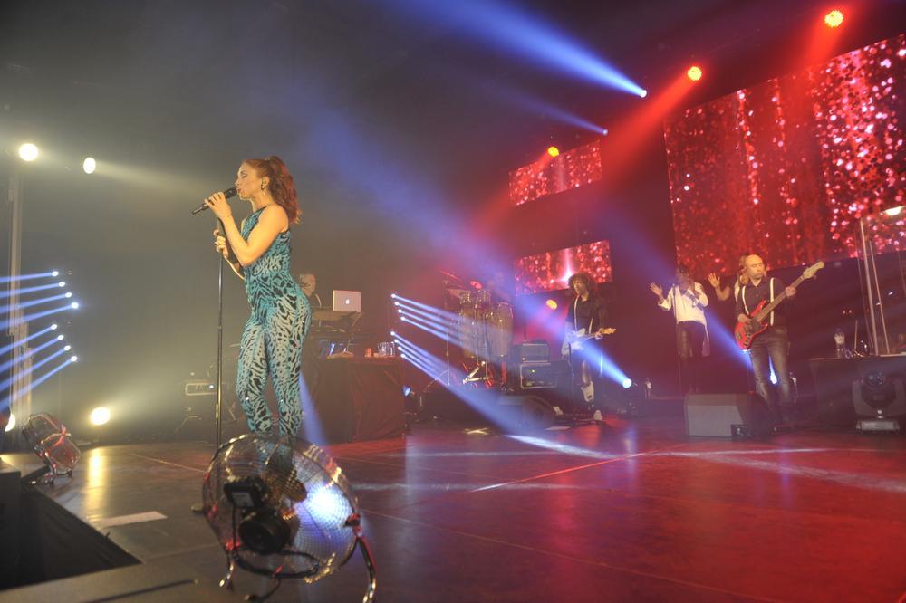 Natalia zingt intieme songs tussen het publiek in Roeselare