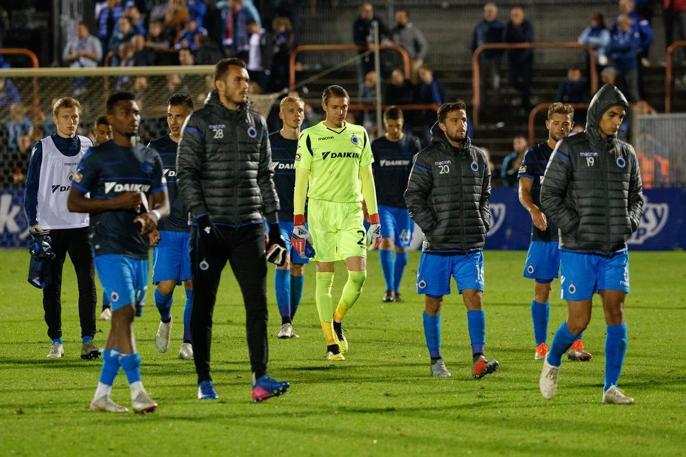 De spelers van Club Brugge druipen af na het verlies op SK Deinze.