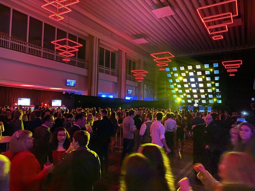 Het grootste feestje ging door in het Kursaal. 2.000 feestvierders telden er af in de erehal tijdens NYE Deluxe.