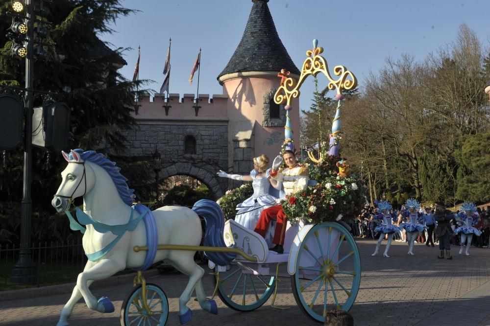 Ingelmunsternaar Sandro Adyns praat met Show Director Emmanuel Lenormand in Disneyland Parijs