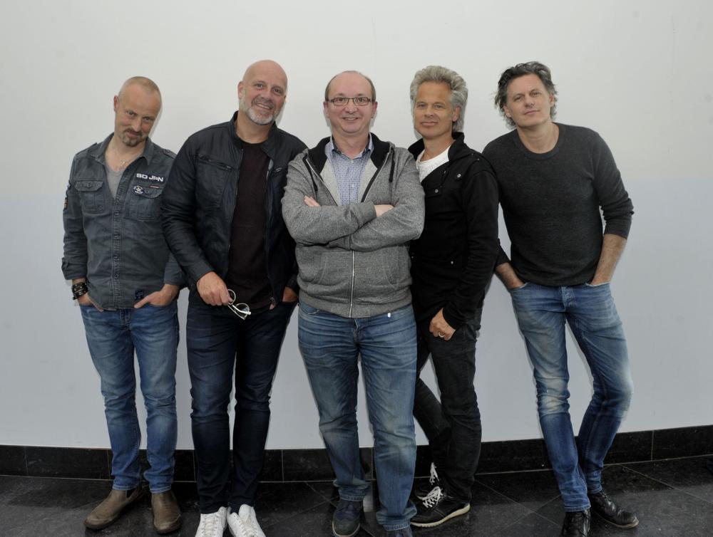 PADI tussen de bandleden van de Nederlandse groep BLØF met v.l.n.r. Peter Slager, Paskal Jakobsen, Norman Bonink en Bas Kennis.