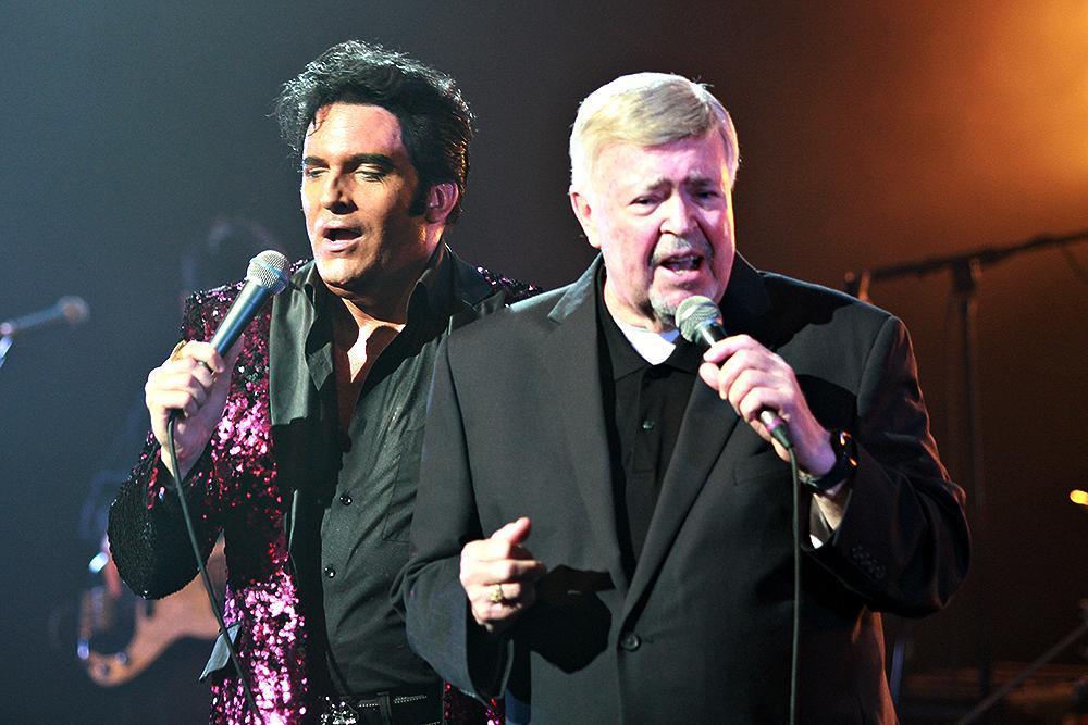 Jim Murray, favoriete koorzanger van Elvis en iemand met een prachtige stem, in duet met Dwight.