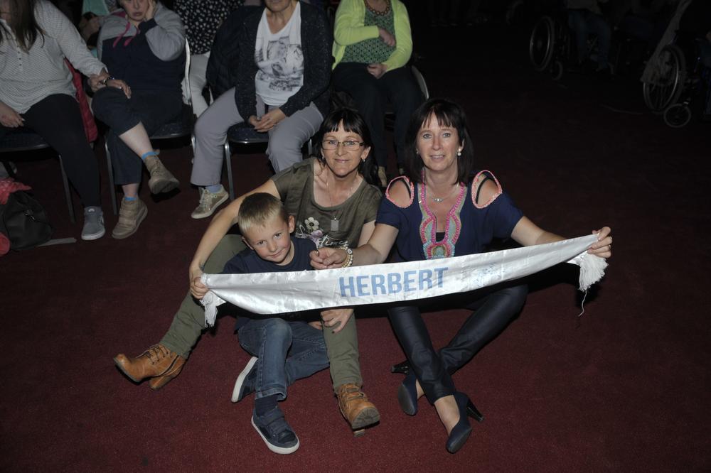 Herbert Verhaeghe danst met jarige fan Nadine op Kustschlagerfestival