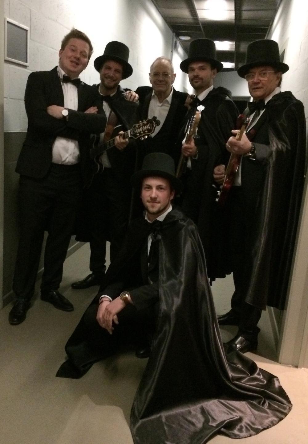 Lajos Lievens (gehurkt) met Lajos & The Gang backstage bij Rob De Nijs in de Lotto Arena in Antwerpen. Rechts zie je Bert, de broer van Rob.