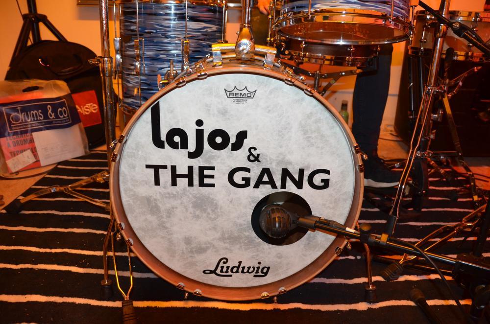 Dé drum van Lajos, met natuurlijk publiciteit voor zijn eigen band.