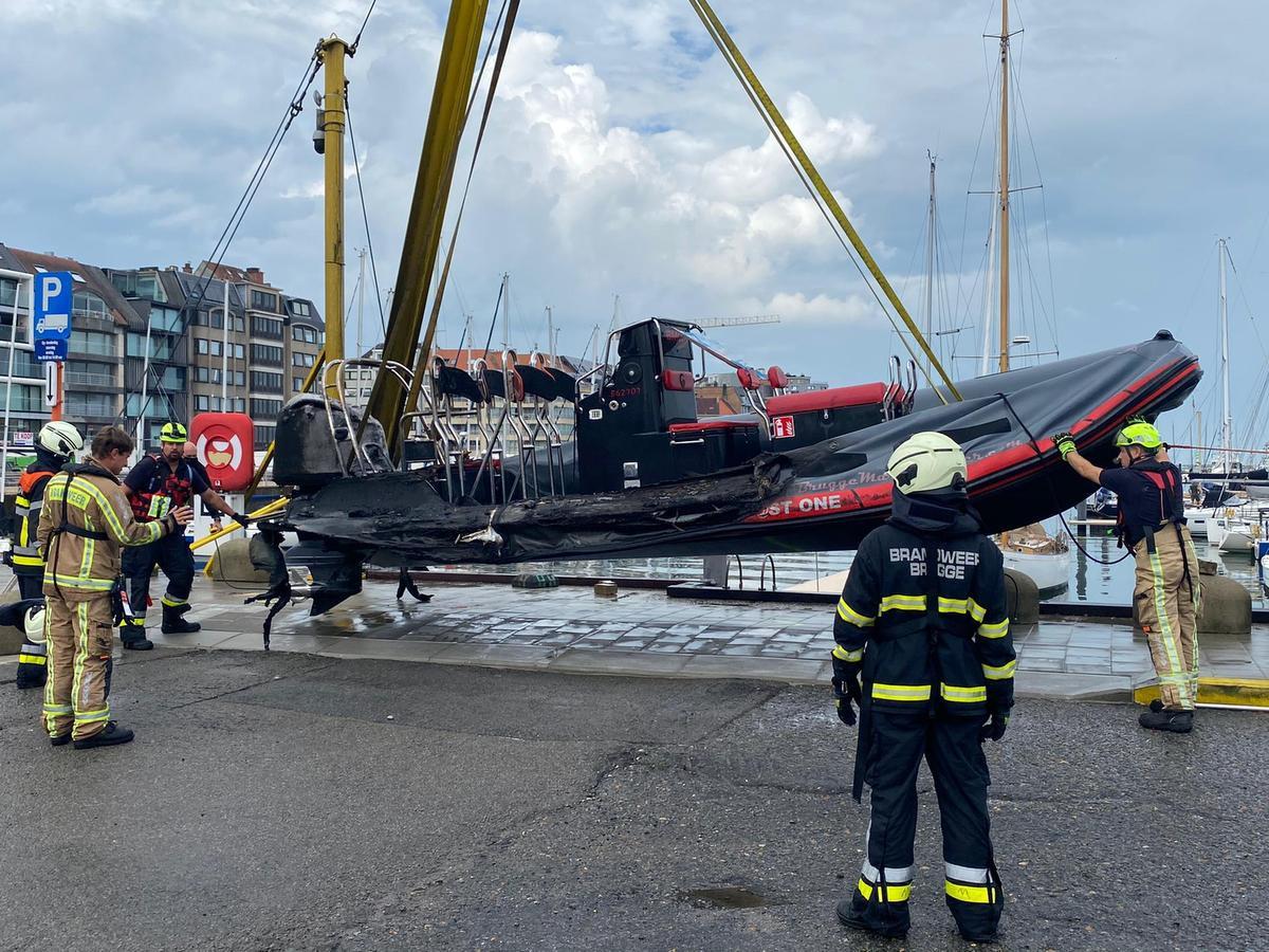 De brandweer tilde de zwaar beschadigde motorboot uit het water.