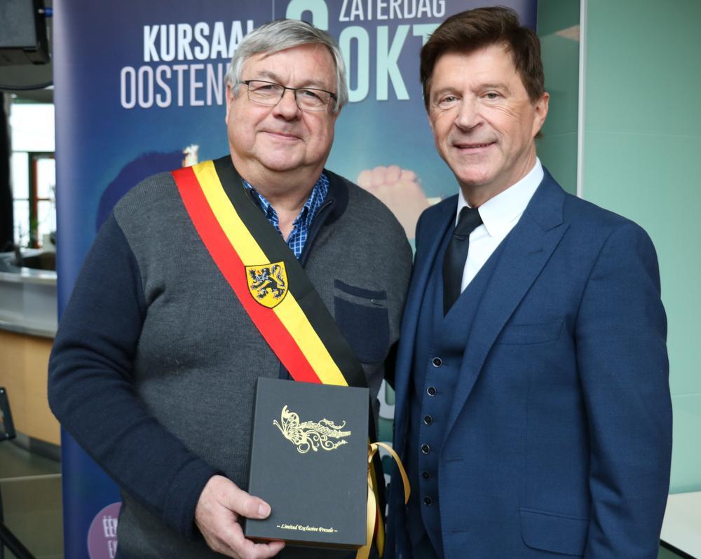 Jo Vally, samen met burgemeester Jos Emmerechts uit Meise.