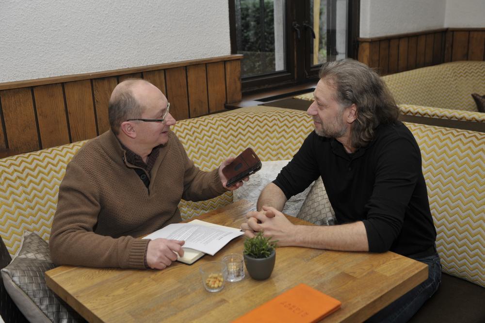 Hans Peter Janssens in gesprek met onze Showbizzmedewerker PADI in Jardin Public in Berchem.