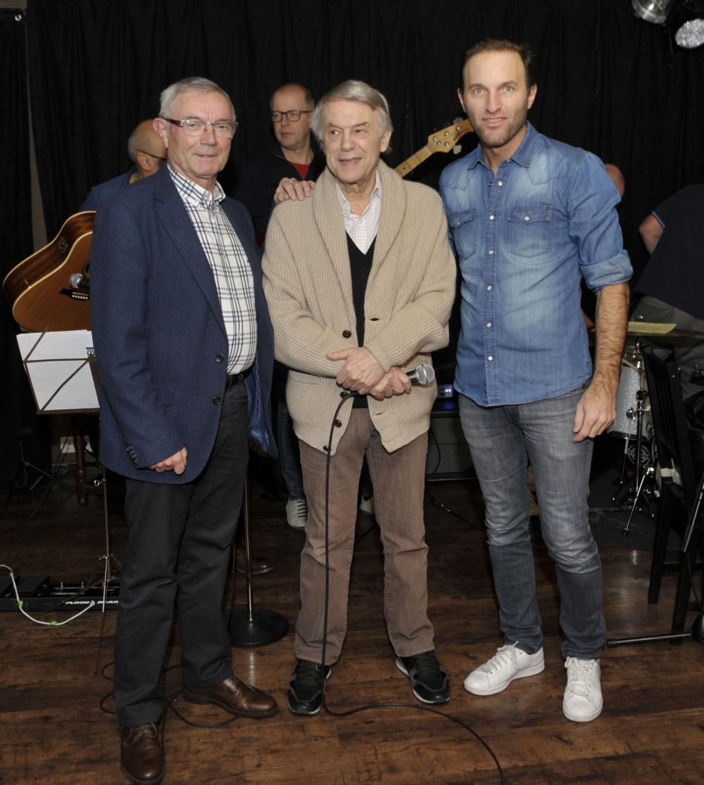 De concertorganisatoren Willy Moeyaert (links) en Kris Bloemen bij Adamo en net er achter Bart De Nolf.