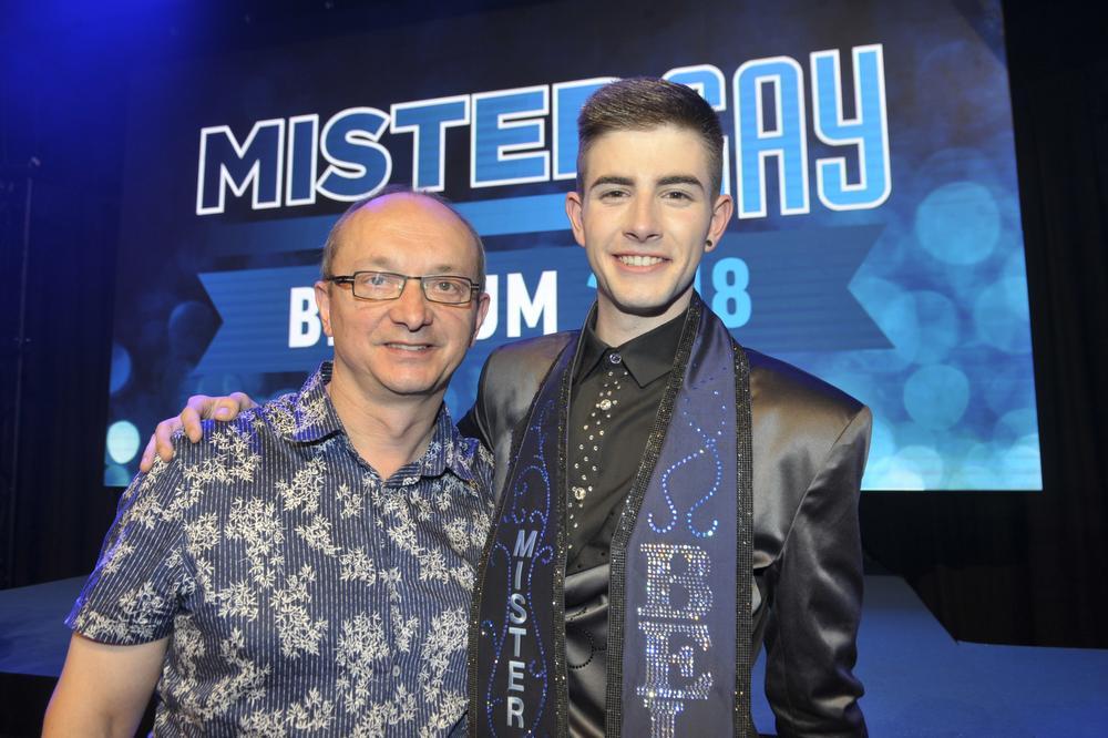 Op het podium van Mister Gay Belgium 2018: onze showbizzmedewerker PADI, samen met Jamie.