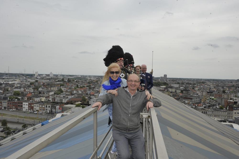 Op het dak van het Antwerpse Sportpaleis, onze showbizzmedewerker PADI, samen met Micha Marah en de doedelzakspelers.