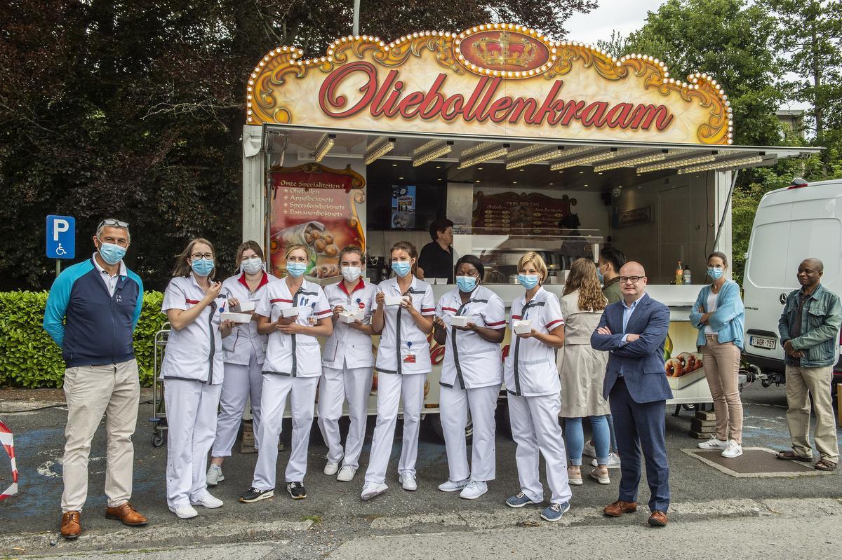 De oliebollen smaakten bijzonder goed, al was dat niet altijd evident met mondmasker op.