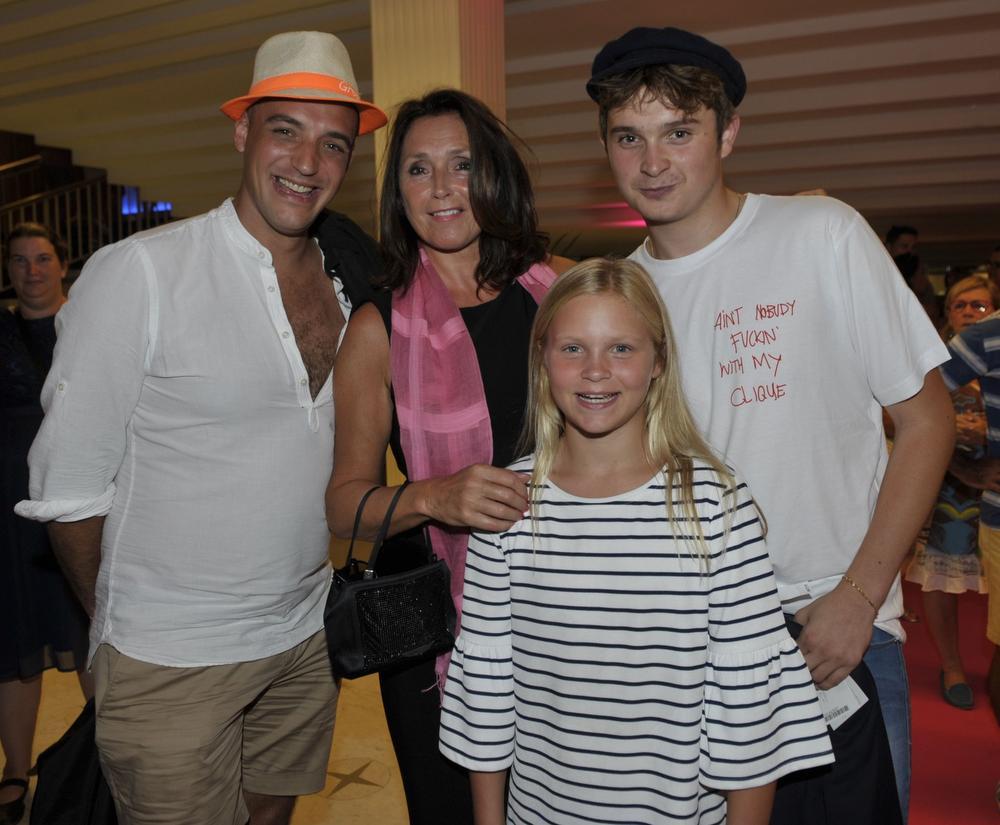 Wendy met haar kinderen op de première van Flashdance in Oostende in juli. Ook de twee dochters van Dylan waren erbij, maar Frans niet.
