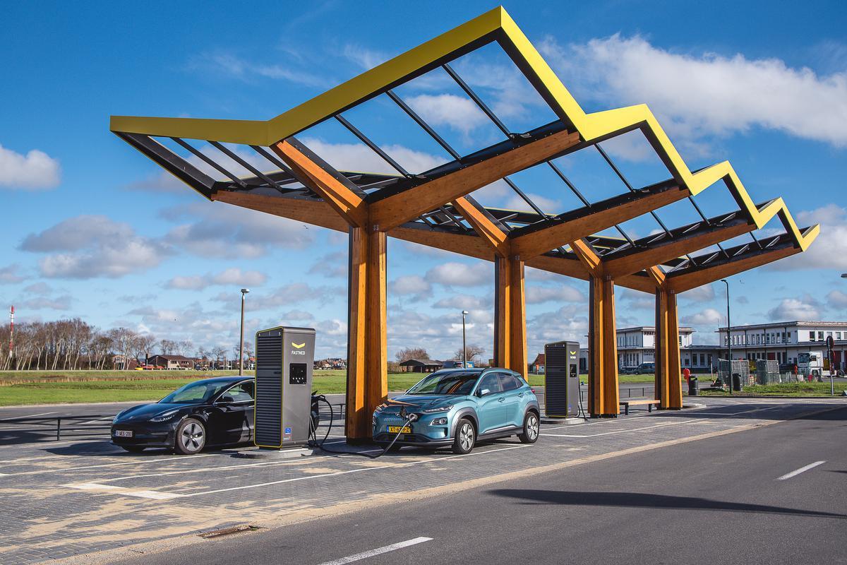 Het snellaadstation op de Oostendse luchthaven werd in amper twee weken gebouwd.