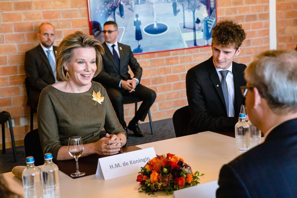 VIDEO - Koningin Mathilde proeft én maakt hapjes in hotelschool Koksijde