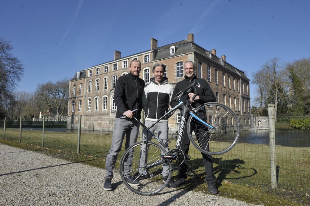 Op deze locatie in het kasteelpark wordt op 22 april de Kasteelbierloop gehouden. Je bemerkt de drie TRI-Riders Bram Deruyck, Christophe Pareit en Stefaan De Clercq, die rijden voor Kom op tegen Kanker.