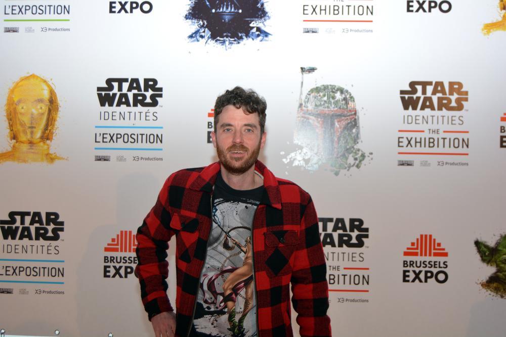 Kurt Staelens poseert aan de Star Wars-wand.