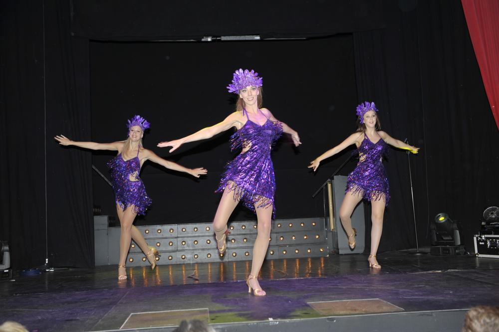 En plots stonden enkel nog de danseressen Ann-Sofie, Axana en Silke op het podium.