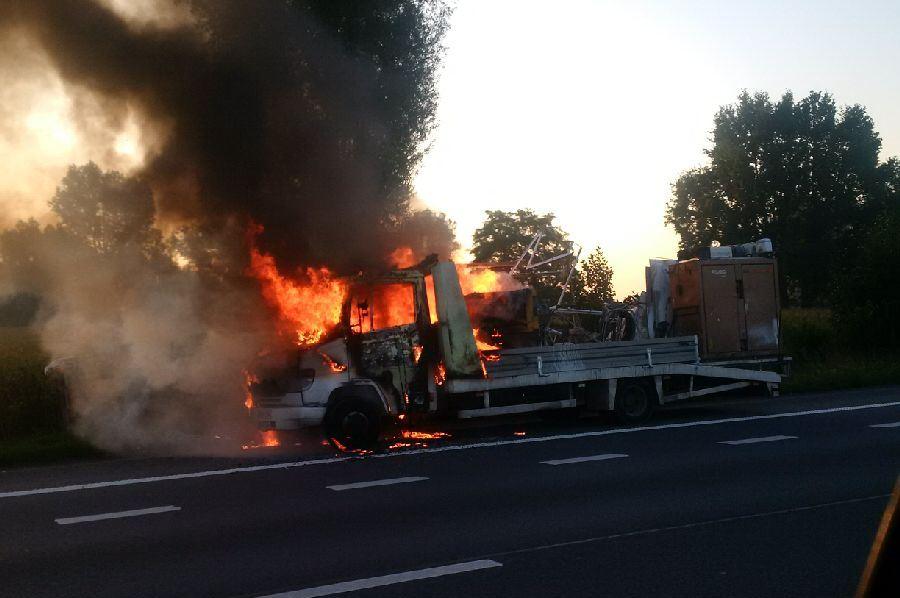 Brandende vrachtwagen zorgt voor verkeershinder op E403