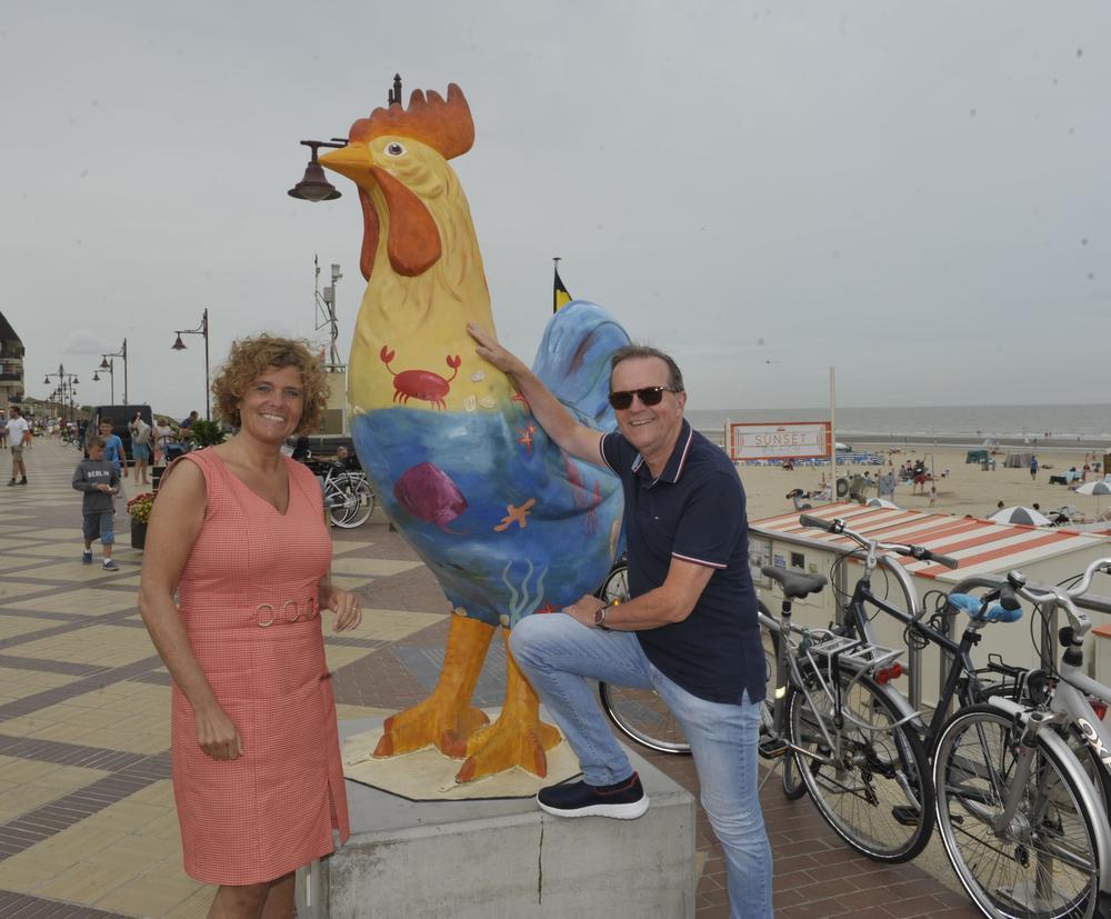 Guy en schepen Marleen voor één van de vele kunstwerken in De Haan.
