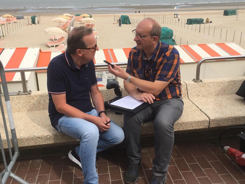 Guy De Pré, samen met onze showbizzmedewerker PADI, op de zeedijk in De Haan. Een interview doen en genieten van de zon in openlucht.