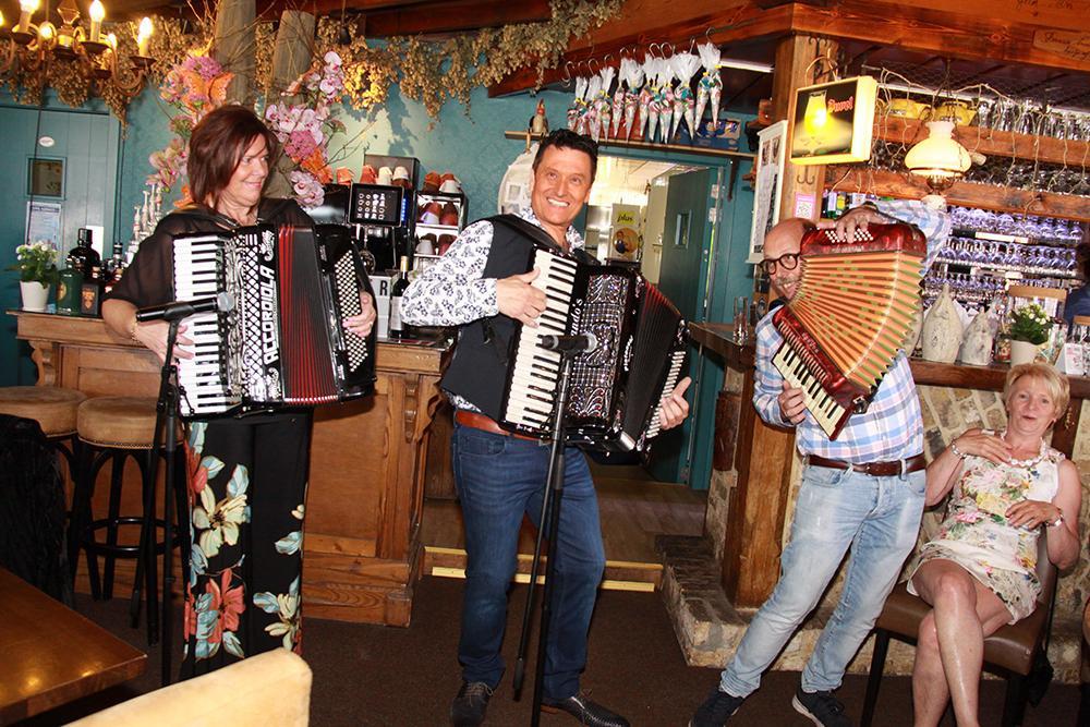 Jan Depover verrast met accordeon het publiek in De Kippe