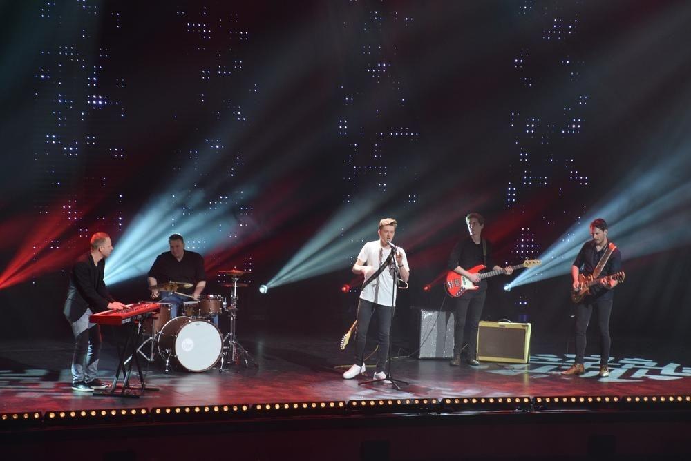 Jérémie bracht zijn nieuwe single op het podium van Ment TV.