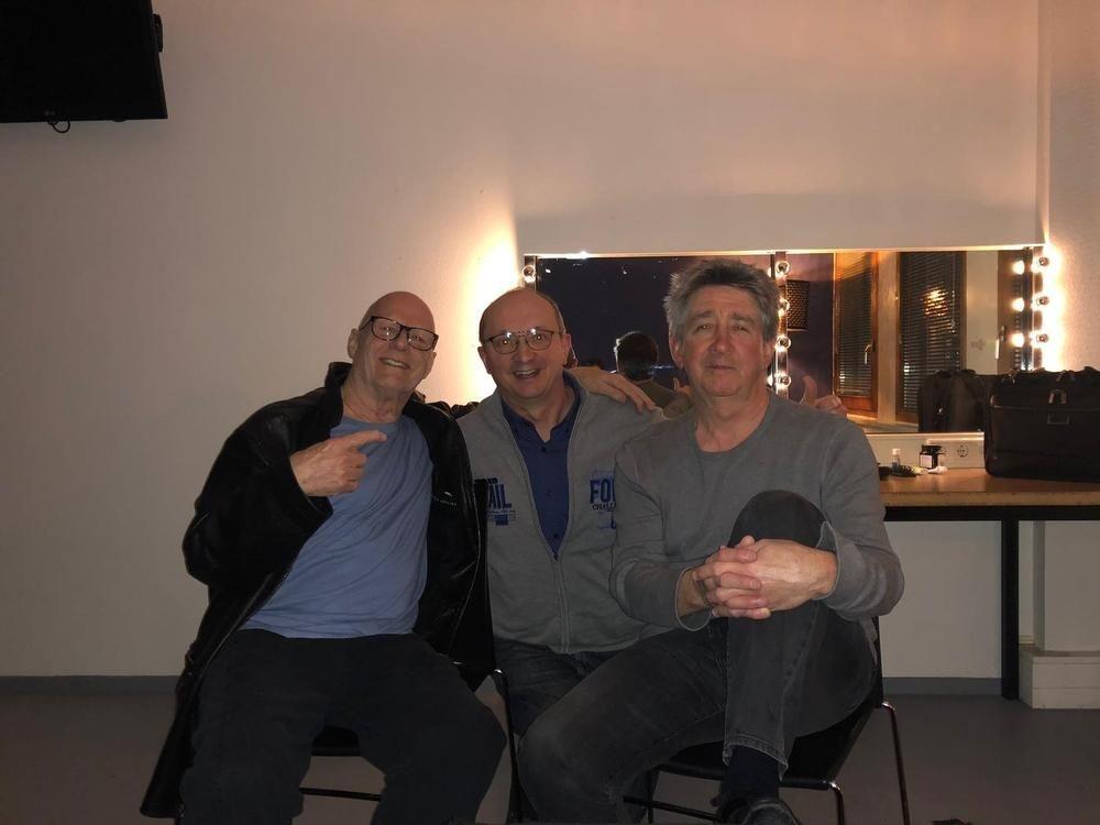 Onze showbizzmedewerker PADI, samen met de originele stichters Tony Hicks (gitarist - rechts) en drummer Bobby Elliott, net voor de show backstage in het AFAS Theater in Amsterdam.
