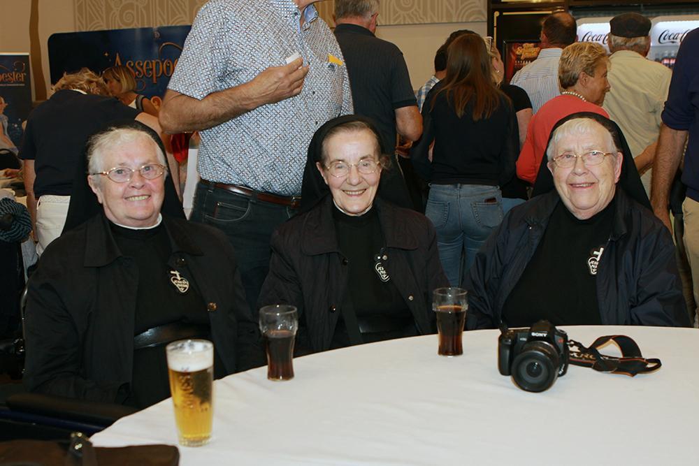 Zuster Hadewijck (links), samen met twee mede-zusters, tijdens de pauze in het publiek.