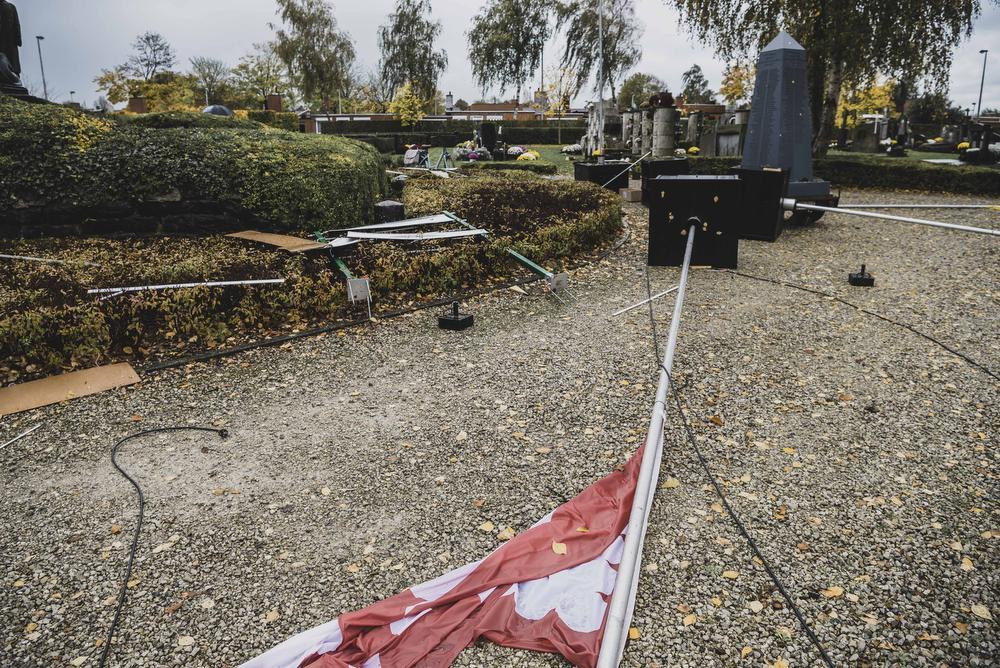 De vlaggenmasten werden omgegooid, de panelen met namen van burgerslachtoffers vernield.