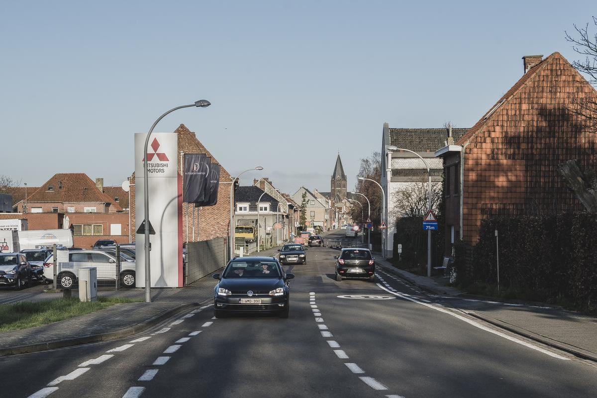 De Driekerkenstraat wordt op vandaag vaak gebruikt als doorgangsweg van en naar Marke. Autoverkeer naar Marke zal nog mogelijk zijn, wie van Marke naar Bissegem wil, zal de R8 moeten nemen.