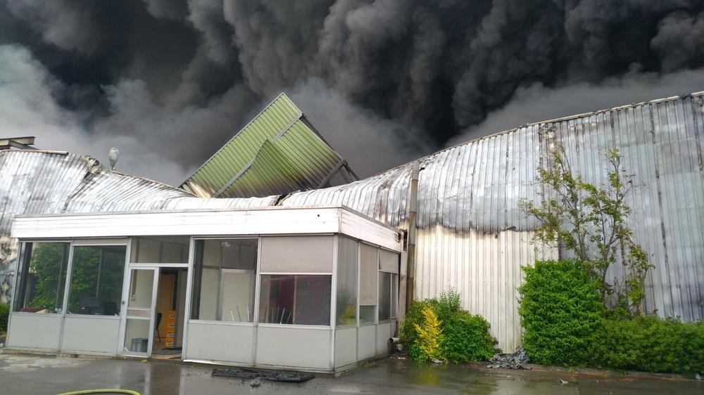 VIDEO Bekijk de exclusieve beelden van de zware bedrijfsbrand in Bavikhove